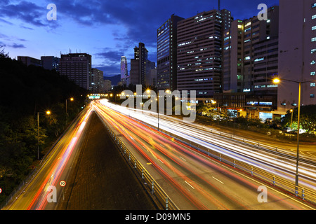 Light trails on modern city at night Banque D'Images