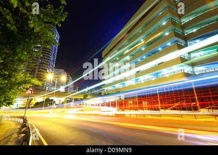 Light trails on modern city at night Banque D'Images