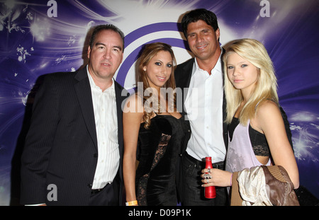 Jose Canseco avec ma copine Leila Shennib et fille Josie James Kyson Lee Canseco héberge la Super Spéciale Rooftop Party Banque D'Images