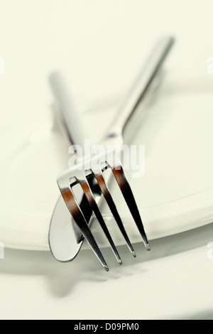 Close up d'un couteau et une fourchette d'argent sur fond blanc avec copyspace Banque D'Images