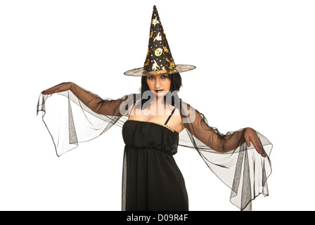 Belle sorcière avec voile noir sur les mains isolé sur fond blanc Banque D'Images