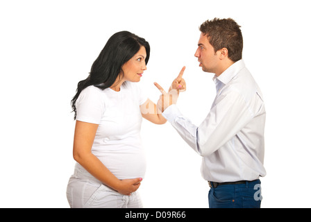 Femme enceinte nerveux et son mari conflit isolé sur fond blanc Banque D'Images