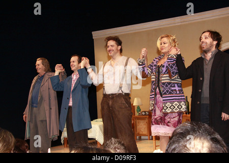 Richard Easton, Denis O'Hare, Brendan Fraser, Jennifer Coolidge et Jeremy Marie-noëlle Lamy Soirée d'ouverture de la production de Broadway Banque D'Images