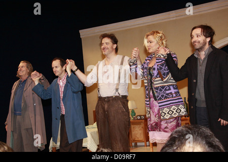 Richard Easton, Denis O'Hare, Brendan Fraser, Jennifer Coolidge et Jeremy Marie-noëlle Lamy Soirée d'ouverture de la production de Broadway Banque D'Images