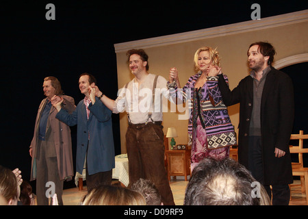 Richard Easton, Denis O'Hare, Brendan Fraser, Jennifer Coolidge et Jeremy Marie-noëlle Lamy Soirée d'ouverture de la production de Broadway Banque D'Images