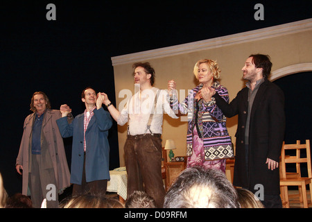 Richard Easton, Denis O'Hare, Brendan Fraser, Jennifer Coolidge et Jeremy Marie-noëlle Lamy Soirée d'ouverture de la production de Broadway Banque D'Images