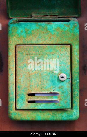 Old rusty boîte aux lettres sur la porte de minable en Italie Banque D'Images