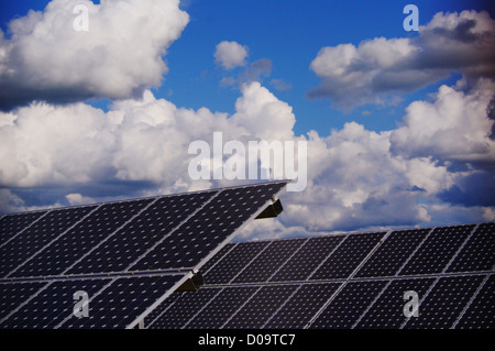 L'énergie solaire à l'extérieur de l'usine against sky Banque D'Images