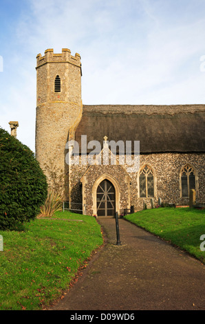 Une vue sur le porche sud et la tour de l'église paroissiale de St Pierre et St Paul à Mautby, Norfolk, Angleterre, Royaume-Uni. Banque D'Images