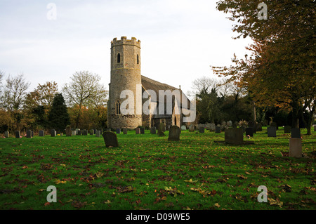 Une vue de l'église paroissiale de St Pierre et St Paul à Mautby, Norfolk, Angleterre, Royaume-Uni. Banque D'Images