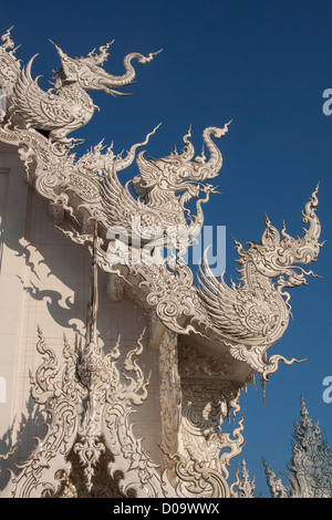DRAGONS ORNANT ROOF WHITE TEMPLE OU TEMPLE WAT RONG KHUN CHALERMCHAI KOSITPIPAT PEINTRE THAÏLANDAIS QUI VOULAIENT CRÉER DES SOLUTIONS Banque D'Images