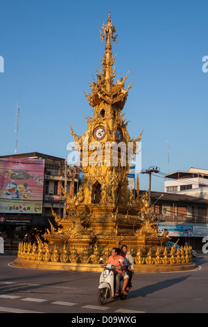 SCOOTER EN PASSANT EN FACE DE LA TOUR DE L'HORLOGE DANS LE CENTRE-VILLE DE CHIANG RAI EN THAÏLANDE ASIE Banque D'Images