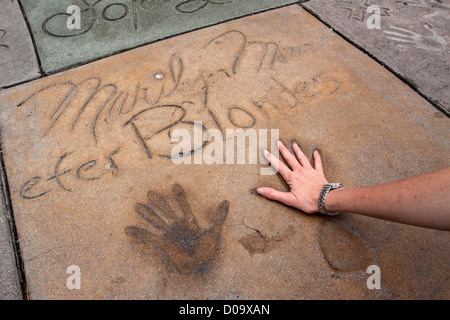 Tourisme À MAIN Marylin Monroe'S MAIN AVANT-COUR GRAUMAN'S CHINESE THEATRE HOLLYWOOD LOS ANGELES CALIFORNIA UNITED STATES Banque D'Images