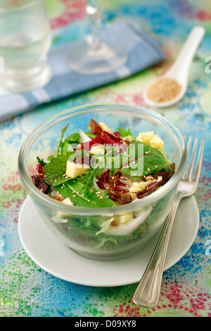 Salade avec apple et dates. Recette disponible. Banque D'Images