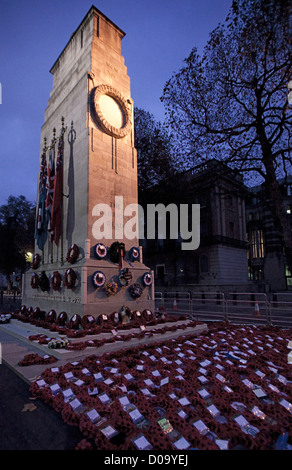 Le cénotaphe avec couronnes de pavot de l'armistice service commémoratif à Whitehall, Londres UK, à l'AUBE 14/11/12. Banque D'Images