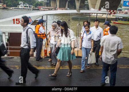 Le 21 novembre 2012 - Bangkok, Thaïlande - Des passagers débarquent d'un bateau Express Chao Phraya Pier à Sathorn à Bangkok. La Chao Phraya Express bateaux monter et descendre la rivière Chao Phraya à Bangkok offrant une sorte de service de bus pour les quartiers près de la rivière. Les bateaux sont la manière la plus rapide d'obtenir du nord au sud de Bangkok. Des milliers de personnes vont travailler tous les jours sur la Chao Phraya Express des bateaux et des bateaux rapides qui mouillent Khlong Saen Saeb. Les bateaux sont utilisés pour le transport de marchandises à travers la ville pour les ports en eau profonde pour l'exportation. (Crédit Image : © Jack Kurtz/ZUMAPRESS.com) Banque D'Images