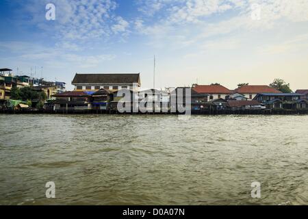 Le 21 novembre 2012 - Bangkok, Thaïlande - le long du fleuve Chao Phraya, dans le vieux quartier de Bangkok. La Chao Phraya Express bateaux monter et descendre la rivière Chao Phraya à Bangkok offrant une sorte de service de bus pour les quartiers près de la rivière. Les bateaux sont la manière la plus rapide d'obtenir du nord au sud de Bangkok. Des milliers de personnes vont travailler tous les jours sur la Chao Phraya Express des bateaux et des bateaux rapides qui mouillent Khlong Saen Saeb. Les bateaux sont utilisés pour le transport de marchandises à travers la ville pour les ports en eau profonde pour l'exportation. (Crédit Image : © Jack Kurtz/ZUMAPRESS.com) Banque D'Images