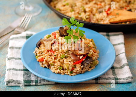 La paella aux champignons sauvages. Recette disponible. Banque D'Images