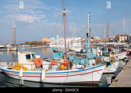 Les petits bateaux de pêche, de grec ou de caïques, bloqués dans le port de la ville d'Egine, Banque D'Images