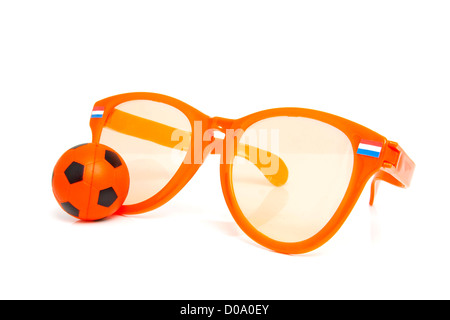 Accessoires de football Orange : grands verres et ball over white background Banque D'Images