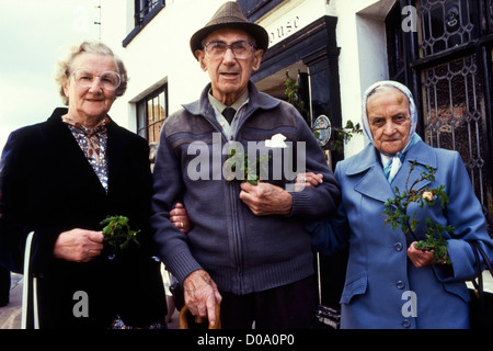 326e jour de la pomme de chêne célébrée dans la petite ville de Upton-upon-Severn le Worcestershire England UK personnes âgées sections locales avec des brindilles de chêne Banque D'Images