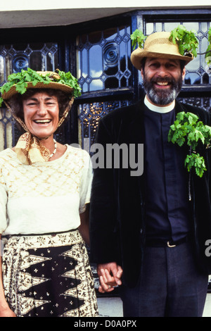 326e jour de la pomme de chêne célébrée dans la petite ville de Upton-upon-Severn le Worcestershire England UK couple avec des brindilles de chêne Banque D'Images