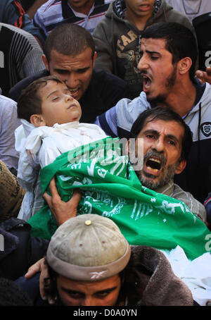 20 novembre 2012 - La ville de Gaza, bande de Gaza - Les Palestiniens portent le corps des frères Suhaib, 2 ans, et Mohammed Hejazi, 4 ans, lors de leur enterrement dans le nord de la bande de Gaza de Biet Lahia. Quatre membres de la famille Hejazi ont été tués dans la frappe aérienne israélienne. (Crédit Image : © Sameh Rohmi ZUMAPRESS.com)/Images/APA Banque D'Images