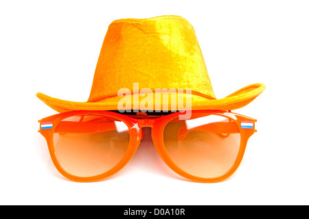 Accessoires Orange pour Dutch soccer, chapeau et grands verres, sur fond blanc Banque D'Images