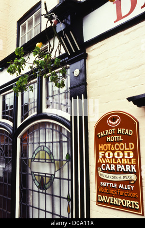 326e jour de la pomme de chêne célébrée dans la petite ville de Upton-upon-Severn le Worcestershire England UK pub décoré de rameau de chêne Banque D'Images