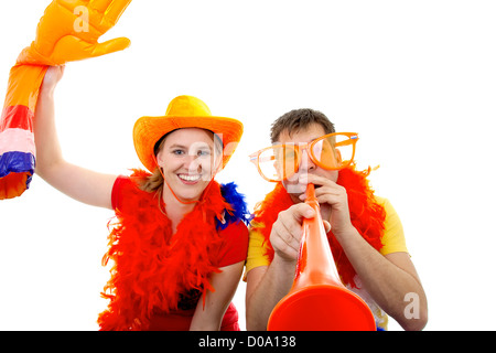 Deux fans de football néerlandais en costume orange avec des accessoires sur fond blanc Banque D'Images