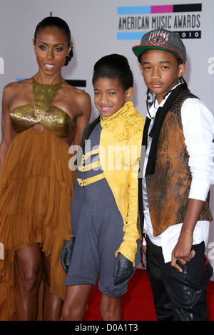 Willow Smith Jada Pinkett Smith et Jaden Smith musique américaine AwardsArrivals tenue à la Kia Theatre L.A. Vivre Los Banque D'Images