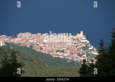 Vue aérienne de Malcesine à partir de la crête de la Cima delle Pozzette Banque D'Images