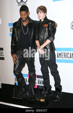 Justin Beiber et Usher 2010 American Music Awards (AMA) a tenu le Nokia Theatre L.A. Salle de presse - En direct de Los Angeles, Californie Banque D'Images