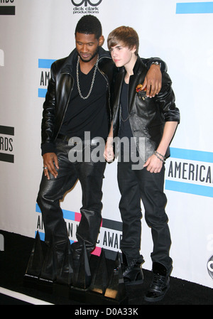 Justin Beiber et Usher 2010 American Music Awards (AMA) a tenu lors de la Nokia Theatre L.A. En Direct - Salle de presse, Los Angeles Banque D'Images