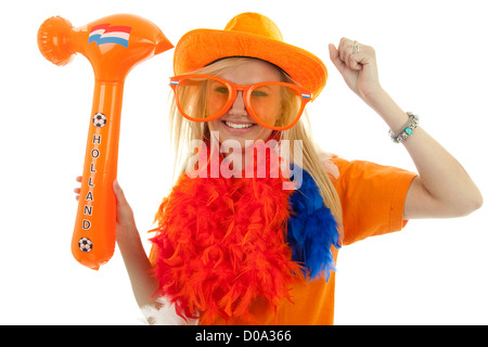 Supporter de football en costume orange avec marteau sauté sur fond blanc Banque D'Images