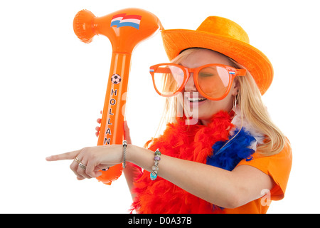 Supporter de football en costume orange avec marteau sauté sur fond blanc Banque D'Images