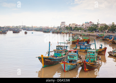 Bateaux de pêche dans un port à Mui Ne, Vietnam Banque D'Images