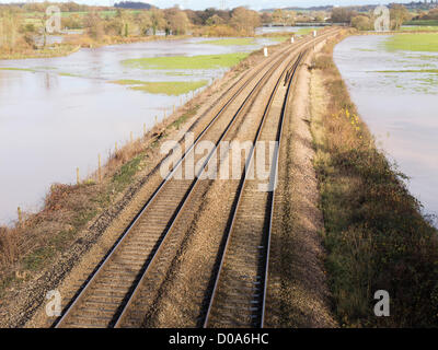 Devon, Royaume-Uni. 21 novembre 2012. Les inondations entoure le Great Western main line près de Tiverton Parkway station. Banque D'Images