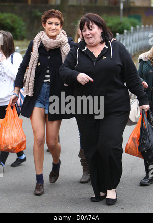 Damien Saez et Mary Byrne sortir pour attraper un peu de shopping au cours de répétitions Londres, Angleterre - 22.11.10 Banque D'Images