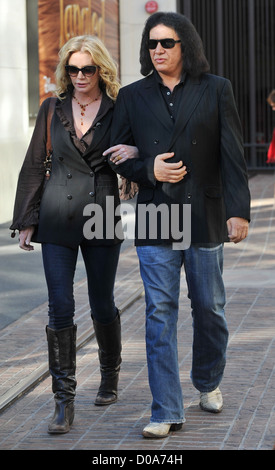 Gene Simmons et Shannon Tweed arrivent de l'Extra plat show interview du Grove Los Angeles, Calfornia, USA - 30.11.10 Banque D'Images