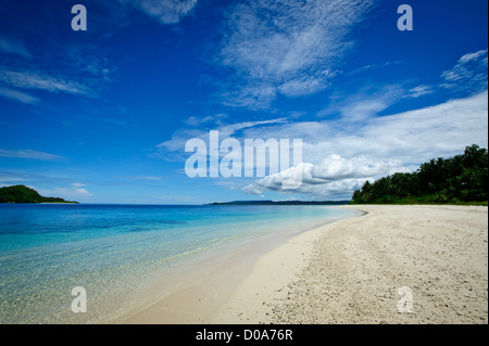 La plage de sable blanc de l'île Devenez dans le siffleur, l'Ouest de Sumatra, en Indonésie. Un bijou dans l'Océan Indien Banque D'Images