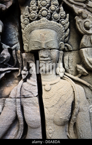 La sculpture antique d'Apsara danse femme est fissurées et que les ruines d'angkor wat à Siem reap cambodge Âge temple complexe Banque D'Images