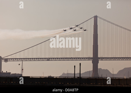 Effectuer les jets dans la formation précise sur le golden gate bridge à San Francisco Bay pendant le spectacle aérien acrobatique à l'honneur semaine de la flotte Banque D'Images