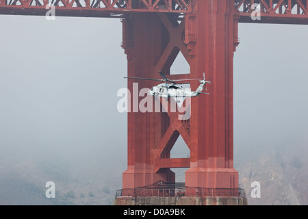 Hélicoptère à partir de porte-avions USS Carl Vinson passe sous le golden gate bridge au cours de la semaine de la flotte dans la baie de San Francisco, USA Banque D'Images