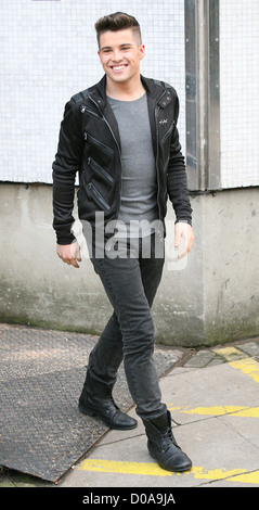 Joe McElderry en dehors des studios ITV de Londres, Angleterre - 07.12.10 Banque D'Images