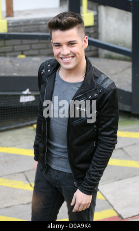 Joe McElderry en dehors des studios ITV de Londres, Angleterre - 07.12.10 Banque D'Images