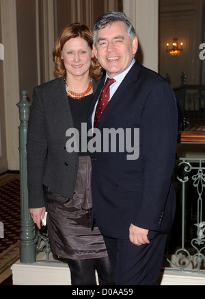 L'ancien Premier ministre britannique Gordon Brown et son épouse Sarah Brown arrivant au lancement de CNN's Piers Morgan ce soir au Banque D'Images