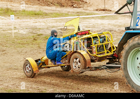 Le tracteur remorque sur le parking broken racing buggy. Épisode 4. Banque D'Images