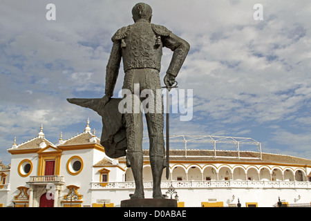 MATADOR STATUE PLAZA DE TOROS DE LA MAESTRANZA ARENA datant du 18ème siècle en style baroque STATUE SÉVILLE CÉLÈBRE MATADOR CURRO Banque D'Images