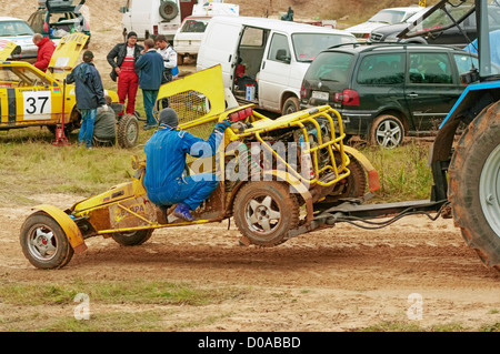 Le tracteur remorque sur le parking broken racing buggy. Épisode 7. Banque D'Images